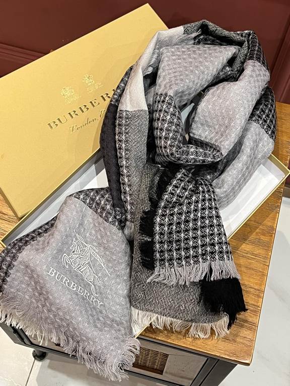 Ruthless goods to attack    Burberry classic models re-launched Fixed weave lambswool ring velvet fabric scarf, classic skeleton scarf Hand feel extremely silky, super comfortable on the body! Embroidered with B's classi