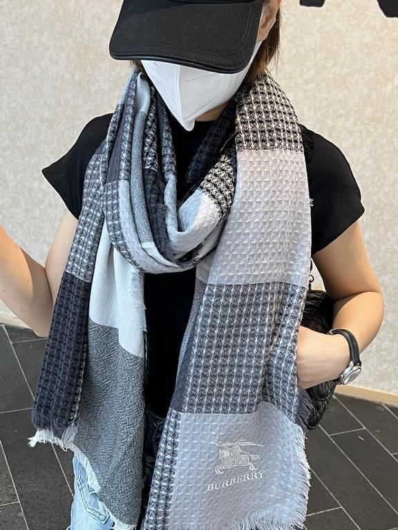 Ruthless goods to attack    Burberry classic models re-launched Fixed weave lambswool ring velvet fabric scarf, classic skeleton scarf Hand feel extremely silky, super comfortable on the body! Embroidered with B's classi