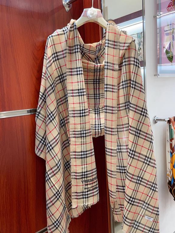 Invincible flash, full sense of detail  Burbery classic Bagge still leads the fashion trend. You've seen a lot of plaid scarves! But this one is definitely soulful. I have been mesmerized by the fabric texture and radian