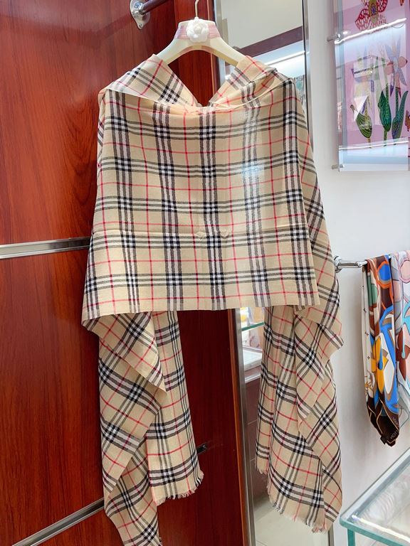 Invincible flash, full sense of detail  Burbery classic Bagge still leads the fashion trend. You've seen a lot of plaid scarves! But this one is definitely soulful. I have been mesmerized by the fabric texture and radian