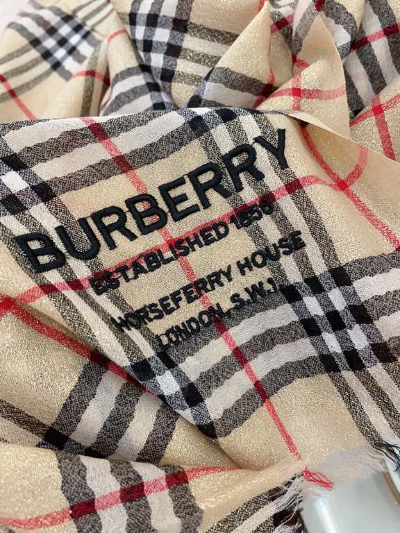 Invincible flash, full sense of detail  Burbery classic Bagge still leads the fashion trend. You've seen a lot of plaid scarves! But this one is definitely soulful. I have been mesmerized by the fabric texture and radian