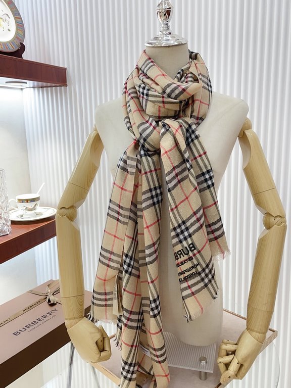 Invincible flash, full sense of detail  Burbery classic Bagge still leads the fashion trend. You've seen a lot of plaid scarves! But this one is definitely soulful. I have been mesmerized by the fabric texture and radian