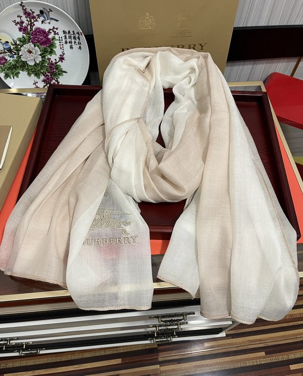 New Burberry   using Inner Mongolia cashmere, heavy recommended   too beautiful   hot, everyone likes   when the hipsters have several Ba family scarves in the closet,   a change of scarf is enough to give you a refreshi