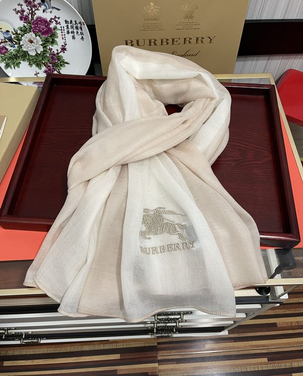 New Burberry   using Inner Mongolia cashmere, heavy recommended   too beautiful   hot, everyone likes   when the hipsters have several Ba family scarves in the closet,   a change of scarf is enough to give you a refreshi