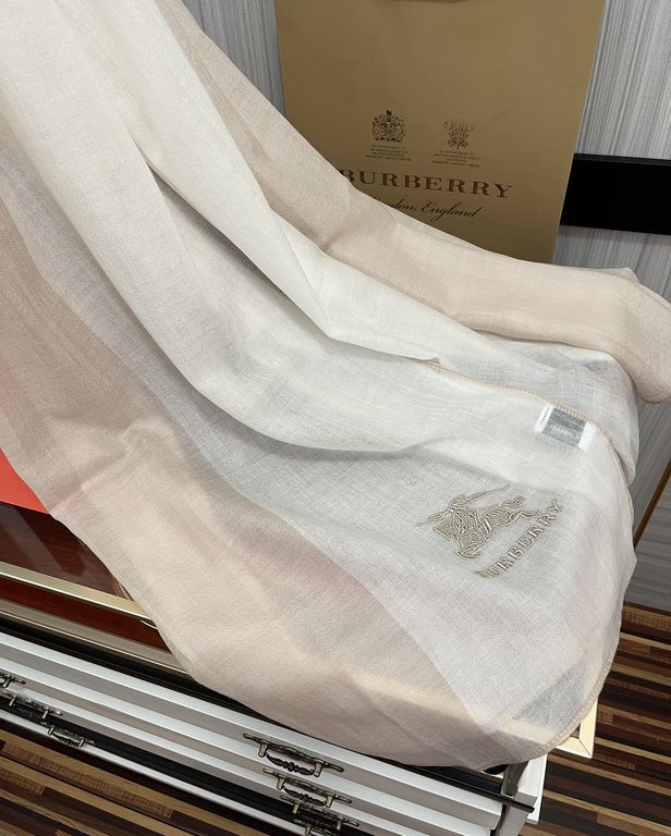 New Burberry   using Inner Mongolia cashmere, heavy recommended   too beautiful   hot, everyone likes   when the hipsters have several Ba family scarves in the closet,   a change of scarf is enough to give you a refreshi