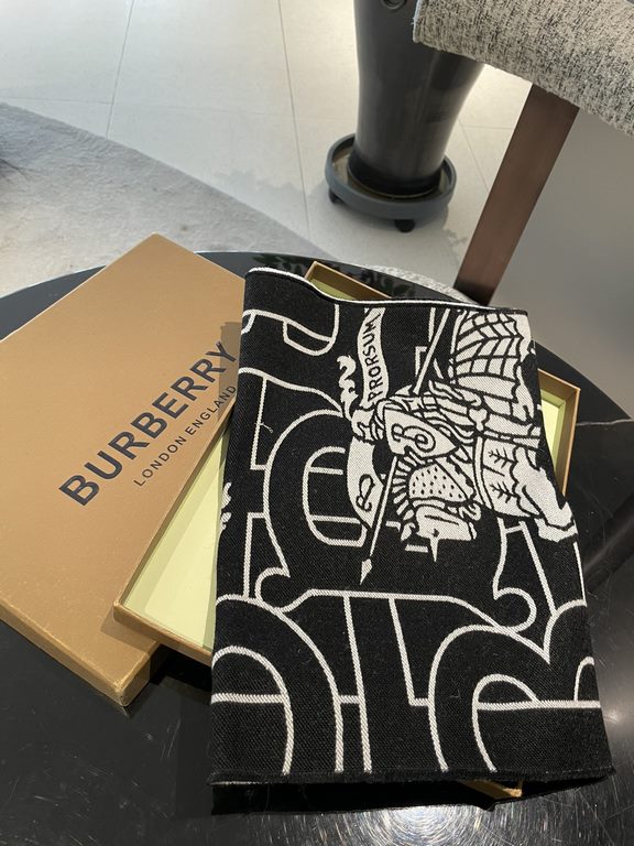 Burberry latest models   cattle full of TB series limited edition models   double-sided jacquard scarf small shawl, men and women with the same models, low-key not flashy, truly high-end boutique   produced in Scotland w