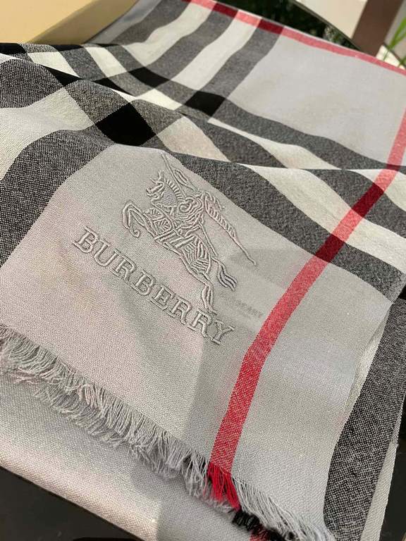 Burberry counter new   scarf shawl heavy to come. Counter inspection  burberry original single hall of fame royal newest models   counter in the sale of 16,000   manpower essential burberry single product. Each color is 