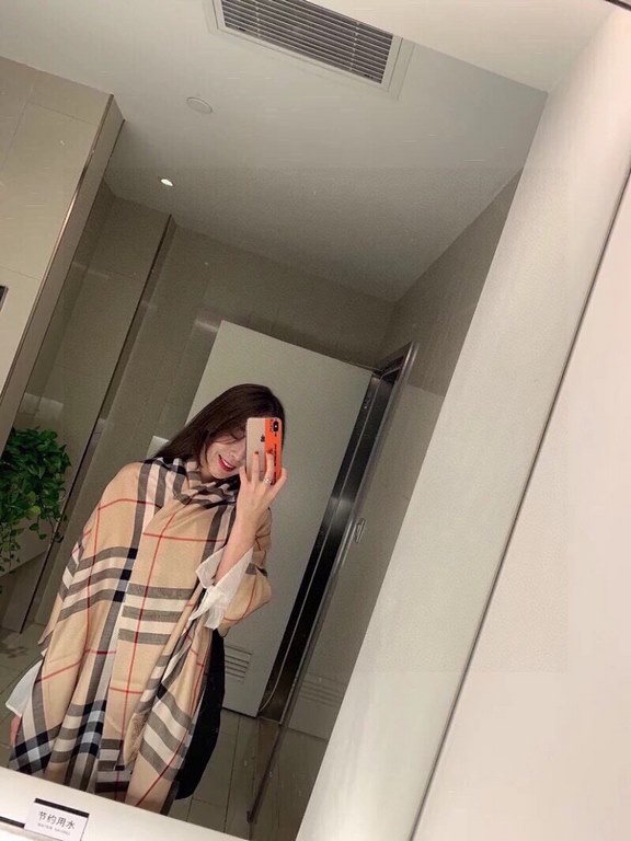 Heavyweight recommended   [top foreign single]   fire N years of the classic grid, when the trend of people have several Burberry scarves in the closet, a small scarf its role can not be underestimated, it is absolutely 