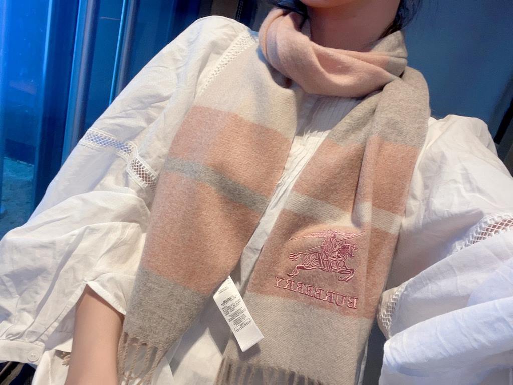 Burberry High-quality imported cashmere letters logo embroidered scarf surprise shelves Overseas counter latest men and women couples cashmere scarf domestic counter are not on the shelves from the style to the fabric ar