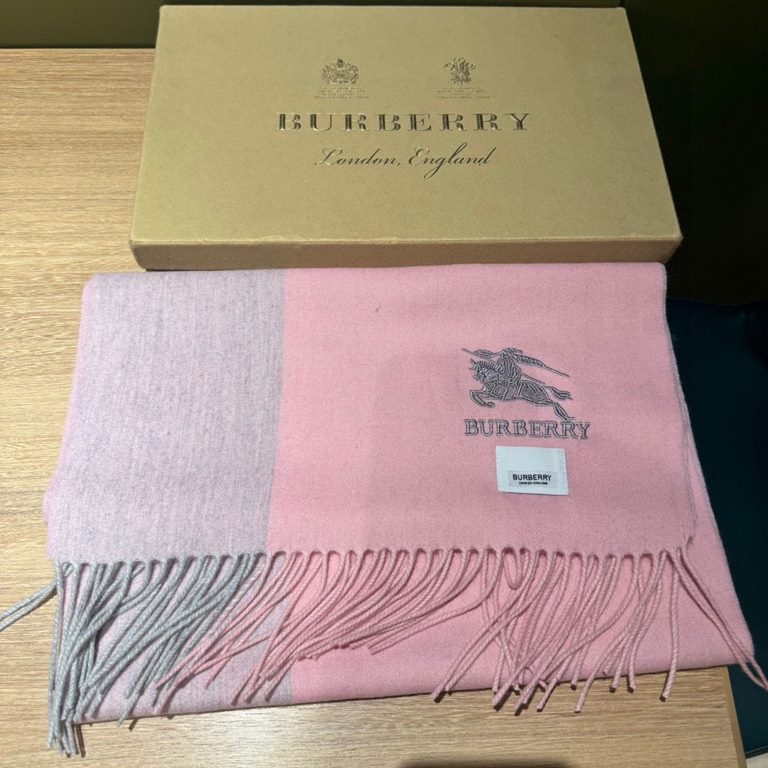 Barberry [Men's and Women's Scarves] Rage to keep for yourself, a rare high-end men's model! Family benefits! Burberry very positive men's scarf ~ fabric big love, very soft and delicate comfortable, light water ripple! 