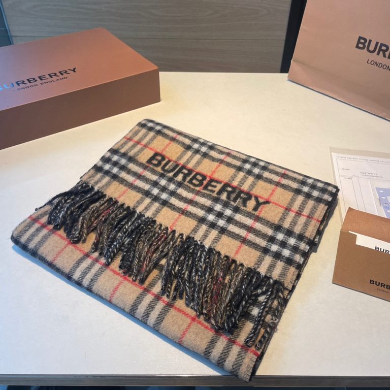 A warm and cozy scarf in soft cashmere. One side is adorned with a Burberry check pattern, while the other features a solid color design and the brand's logo. Produced in a 200-year-old specialist workshop in the Scottis