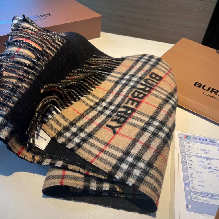 A warm and cozy scarf in soft cashmere. One side is adorned with a Burberry check pattern, while the other features a solid color design and the brand's logo. Produced in a 200-year-old specialist workshop in the Scottis