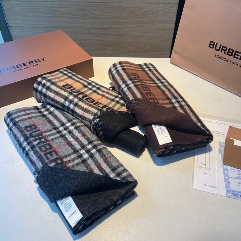 A warm and cozy scarf in soft cashmere. One side is adorned with a Burberry check pattern, while the other features a solid color design and the brand's logo. Produced in a 200-year-old specialist workshop in the Scottis