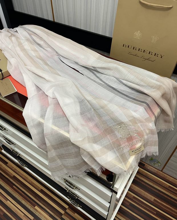 explosive models   Burberry gold silk cashmere   heavy recommended   too beautiful   hot N years of plaid, everyone likes   when the tide of people have several Bajaja scarves in the closet,   a change of scarves will be