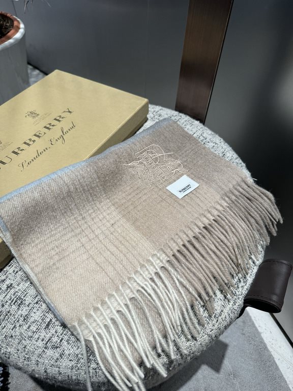 Barberry [Men's and Women's Scarves] Rage to keep for yourself, a rare high-end men's model! Family benefits! Burberry very positive men's scarf ~ fabric big love, very soft and delicate comfortable, light water ripple! 