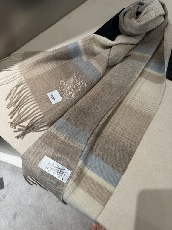 Barberry [Men's and Women's Scarves] Rage to keep for yourself, a rare high-end men's model! Family benefits! Burberry very positive men's scarf ~ fabric big love, very soft and delicate comfortable, light water ripple! 