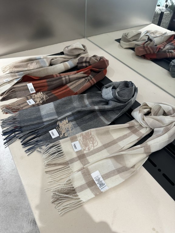 Barberry [Men's and Women's Scarves] Rage to keep for yourself, a rare high-end men's model! Family benefits! Burberry very positive men's scarf ~ fabric big love, very soft and delicate comfortable, light water ripple! 