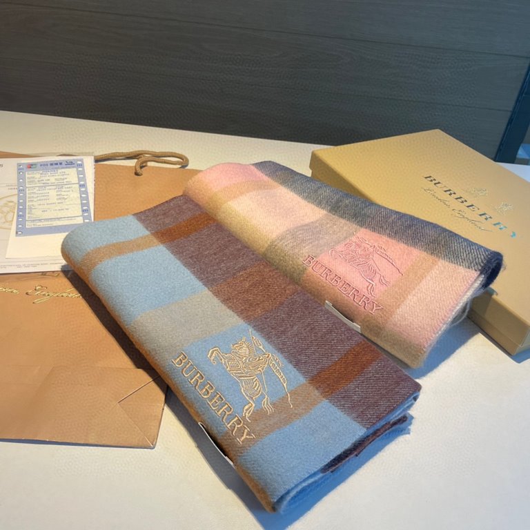 Burberry High-quality imported cashmere scarf shocked on the shelves of the latest overseas counter men and women couples cashmere scarf [Dag War Horse] domestic counters have not been on the shelves from the style to th