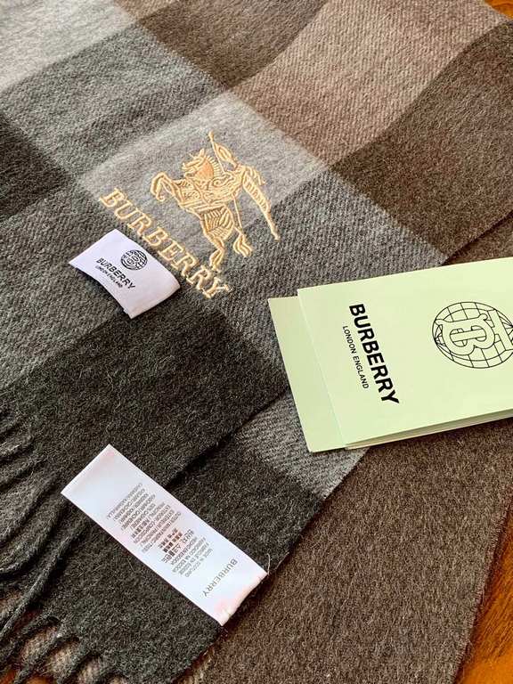 Burberry latest men's two-color pure cashmere scarf   our men's scarf and buy and cherish ~~~ men's models are really few and far between, only a few models a year, are export orders so it is more difficult to meet. Men'