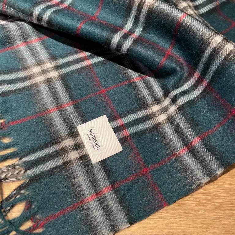 Price   Rage to push the volume of new models   Heavy recommended   Burberry official website of the latest models   100% top quality cashmere material   very warm   soft skin-friendly, not tie the neck   classic Burberr