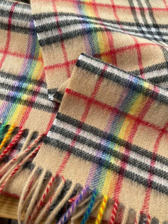 Classic heavy attack    Burberry Burberry Scottish rainbow high-end pure cashmere sense of texture scarf   key to this this kind of simple design is very versatile, can be matched with casual jackets can also be matched 