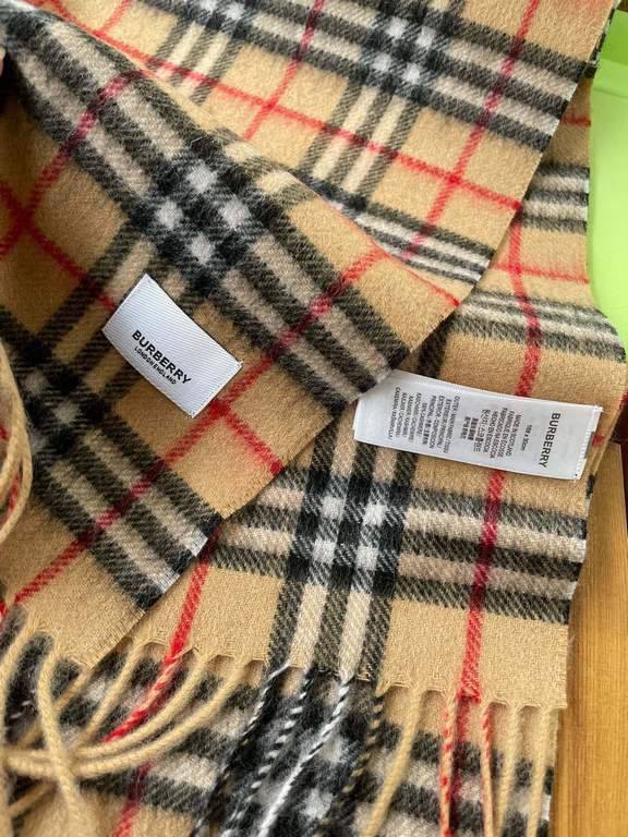 Classic heavy attack    Burberry Burberry Scottish rainbow high-end pure cashmere sense of texture scarf   key to this this kind of simple design is very versatile, can be matched with casual jackets can also be matched 