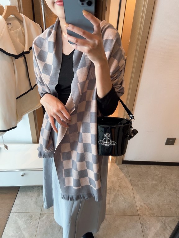 BURBERRY (Burberry) cartoon bear This year's hottest with this year's latest pattern using high-end spray painting perfectly presented in the scarf Bajia special launch are a great international model Elegant, noble, exq