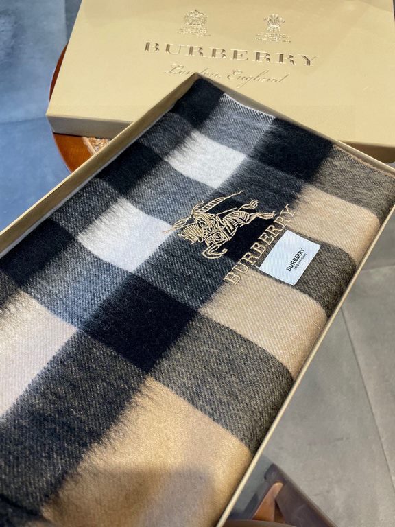 The Burberry Bur cashmere plaid looks crazy good, so stylish and glamorous!!!! Very svelte and stylish fallwinter piece! Really like it, very Classical men's design. Men's stuff less and more! ! 100% cashmere, the feel i