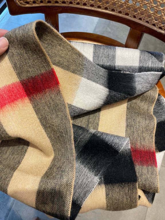 The Burberry Bur cashmere plaid looks crazy good, so stylish and glamorous!!!! Very svelte and stylish fallwinter piece! Really like it, very Classical men's design. Men's stuff less and more! ! 100% cashmere, the feel i