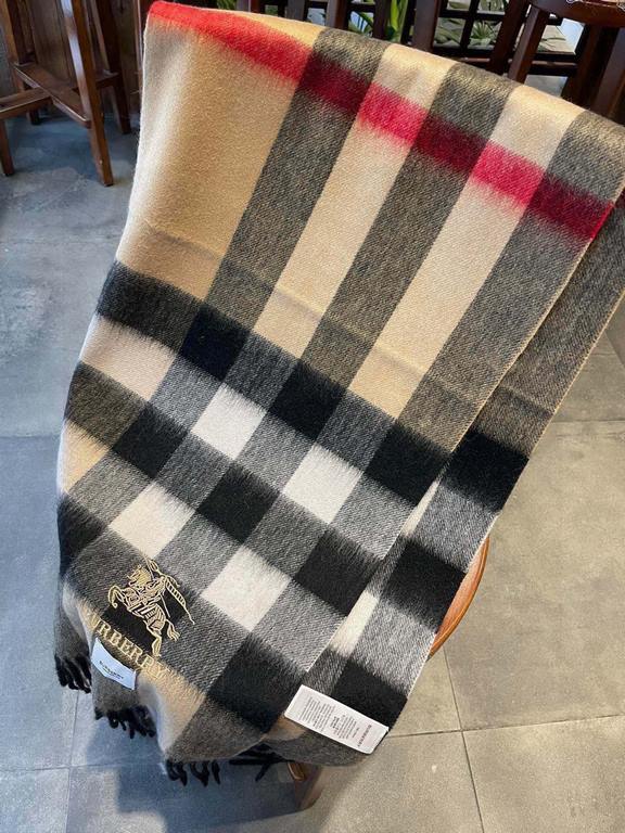 The Burberry Bur cashmere plaid looks crazy good, so stylish and glamorous!!!! Very svelte and stylish fallwinter piece! Really like it, very Classical men's design. Men's stuff less and more! ! 100% cashmere, the feel i