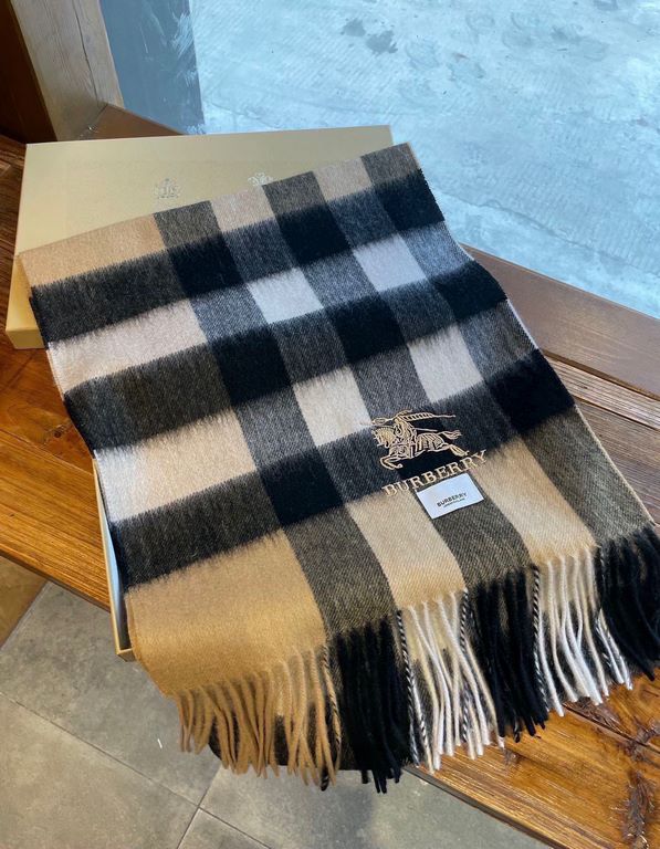 The Burberry Bur cashmere plaid looks crazy good, so stylish and glamorous!!!! Very svelte and stylish fallwinter piece! Really like it, very Classical men's design. Men's stuff less and more! ! 100% cashmere, the feel i