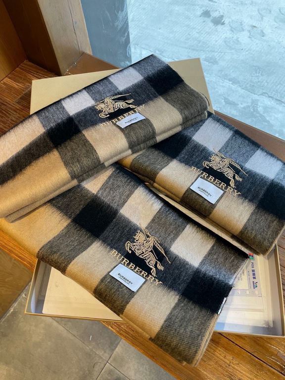 The Burberry Bur cashmere plaid looks crazy good, so stylish and glamorous!!!! Very svelte and stylish fallwinter piece! Really like it, very Classical men's design. Men's stuff less and more! ! 100% cashmere, the feel i