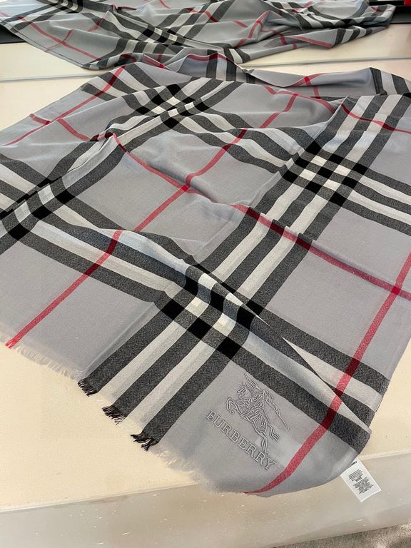 Burberry counter new   scarf shawl heavy to come. Counter inspection  burberry original single hall of fame royal newest models   counter in the sale of 16,000   manpower essential burberry single product. Each color is 