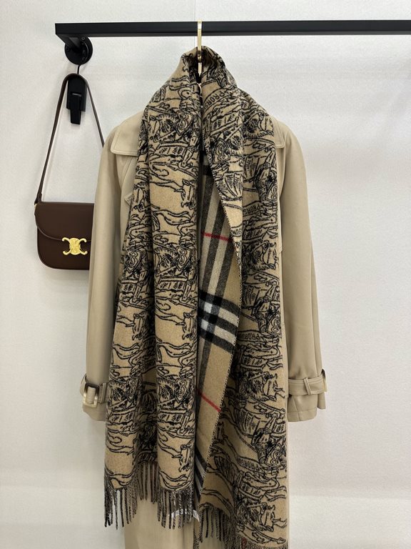 Exclusive explosive models, Bur equestrian knight reversible shawl, all kinds of good-looking, known as Burberry's most beautiful models this year, the most classic jacquard equestrian warhorse logo  classic khaki color 