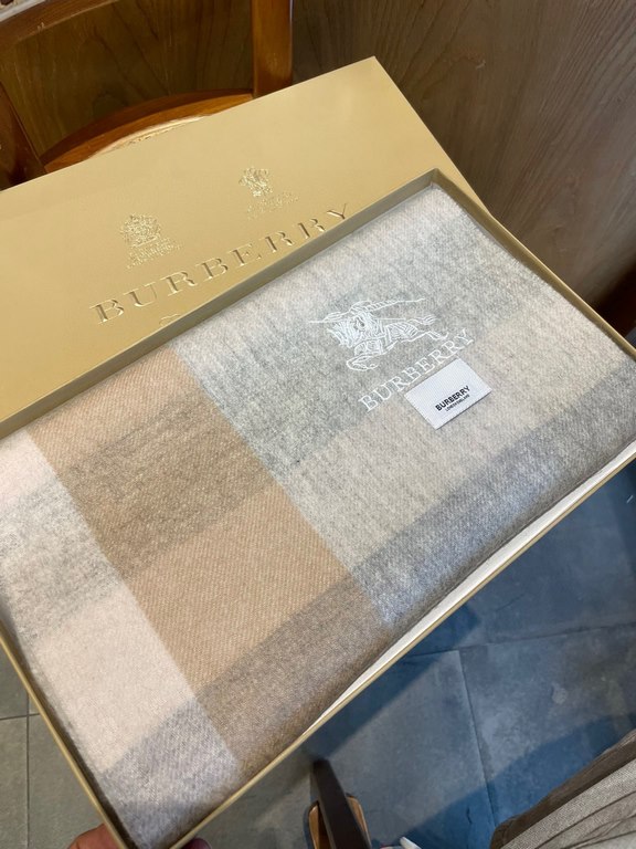 Burberry high quality imported cashmere scarf shocked on the shelves of the latest overseas counter men and women couples cashmere scarf domestic counter are not on the shelves from the style to the fabric is very good c