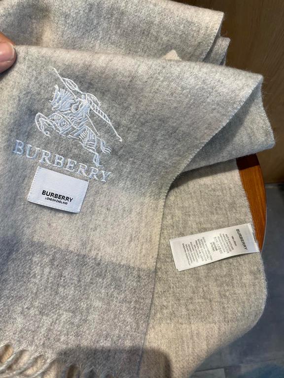 Burberry high quality imported cashmere scarf shocked on the shelves of the latest overseas counter men and women couples cashmere scarf domestic counter are not on the shelves from the style to the fabric is very good c