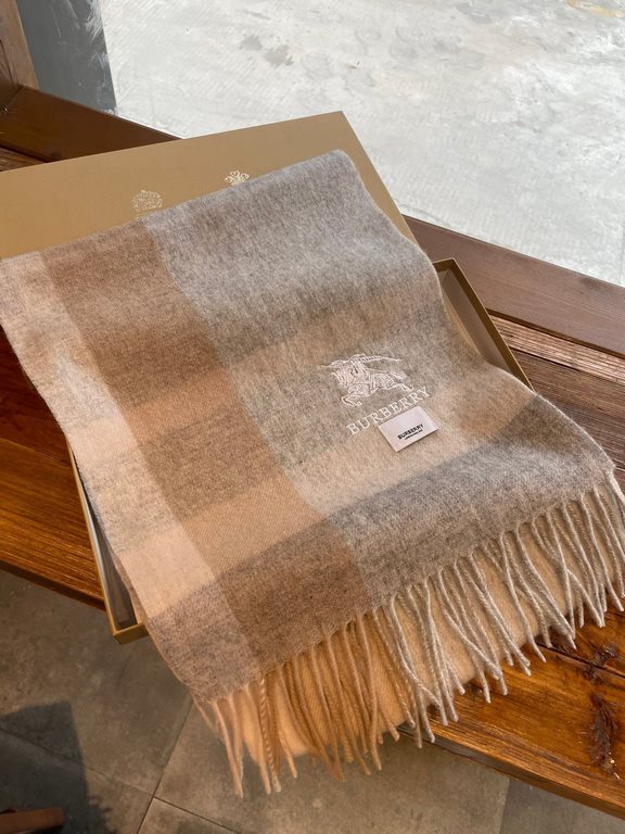 Burberry high quality imported cashmere scarf shocked on the shelves of the latest overseas counter men and women couples cashmere scarf domestic counter are not on the shelves from the style to the fabric is very good c