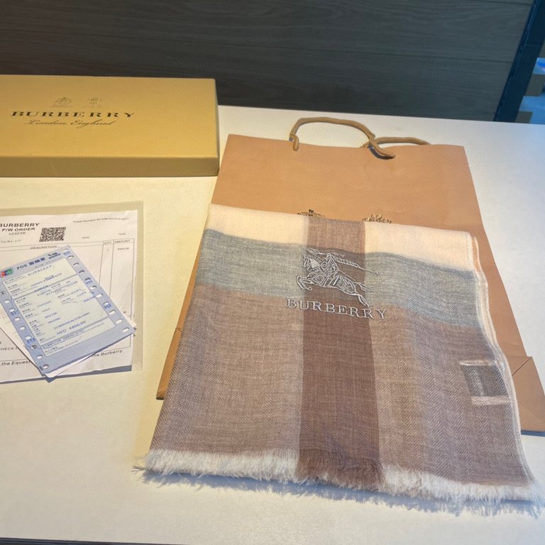 Highly recommended!!! Premium cozy chic vibe, take it if you believe me! This soft scarf from Burberry that touches the heart, inimitable color and temperament!!!! Scarf light and shadow will also have a very beautiful s