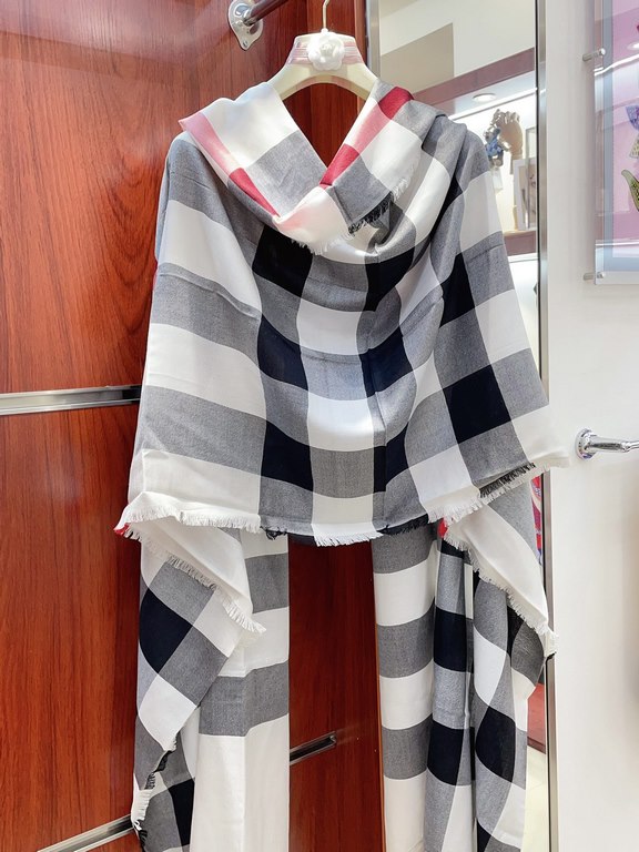 Highlight!!! Premium cozy chic temperament, trust me just take it!!! this soft scarf from Burberry that touches the heart, inimitable color and temperament!!!! Scarf light and shadow will also have a very beautiful speci