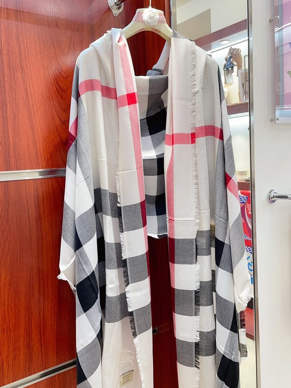 Highlight!!! Premium cozy chic temperament, trust me just take it!!! this soft scarf from Burberry that touches the heart, inimitable color and temperament!!!! Scarf light and shadow will also have a very beautiful speci