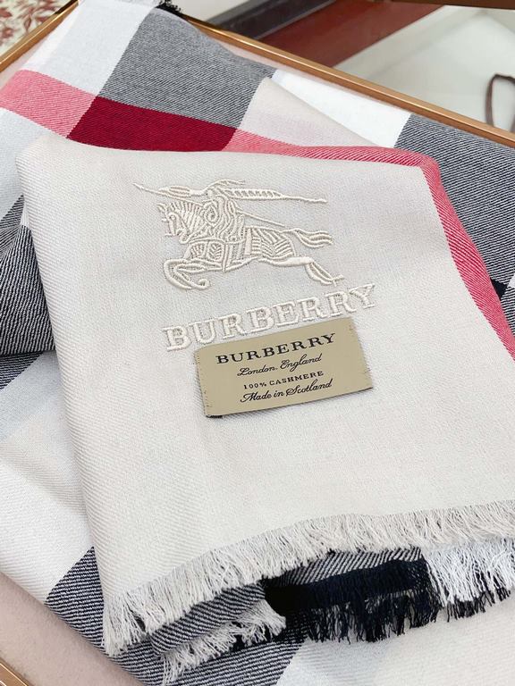 Highlight!!! Premium cozy chic temperament, trust me just take it!!! this soft scarf from Burberry that touches the heart, inimitable color and temperament!!!! Scarf light and shadow will also have a very beautiful speci