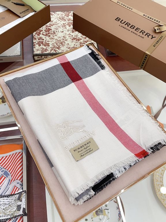 Highlight!!! Premium cozy chic temperament, trust me just take it!!! this soft scarf from Burberry that touches the heart, inimitable color and temperament!!!! Scarf light and shadow will also have a very beautiful speci