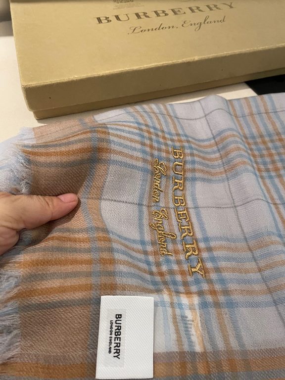 Highly recommended!!! Premium cozy chic vibe, take it if you believe me! This soft scarf from Burberry that touches the heart, inimitable color and temperament!!!! Scarf light and shadow will also have a very beautiful s