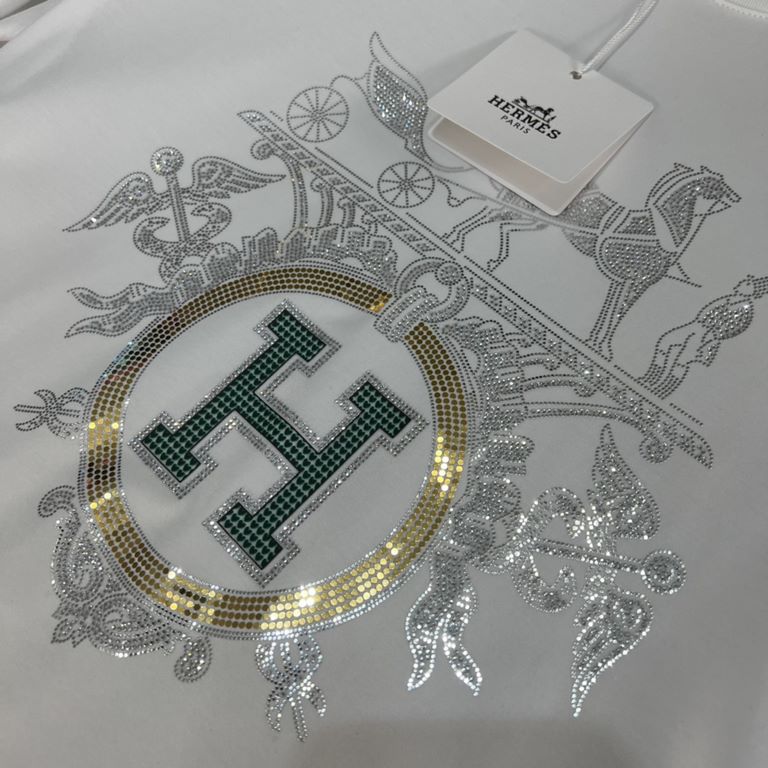 Hermes  Hermes spring and summer new three complete three labels chest sequins craft design thin short-sleeved shirt on the body of excellent comfort good goods do not need to introduce too much Look at the details Count