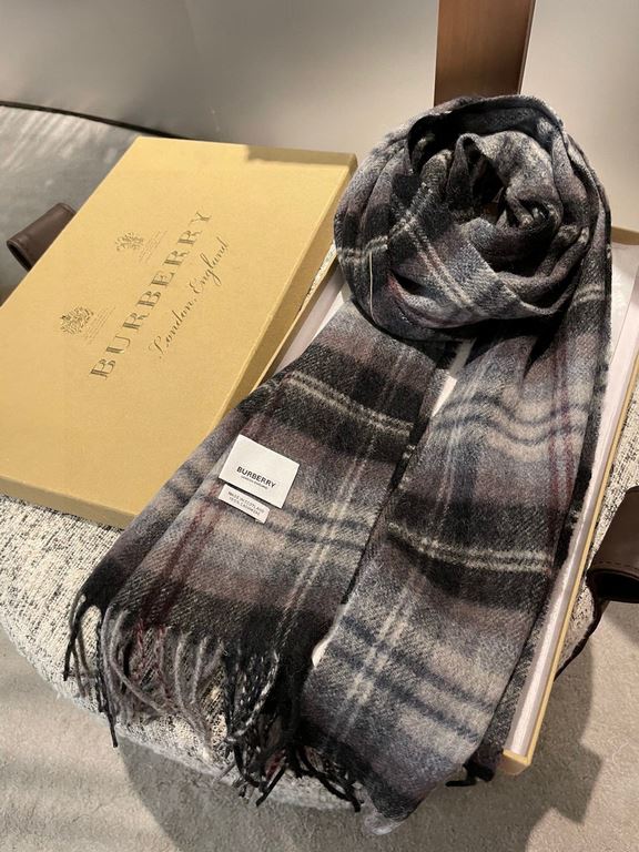 [Burberry medium check] sold a hundred years of style   not to repeat how much it is loved by people all over the world   almost all the sellers of scarves are doing this style of course, the quality is uneven    our fam