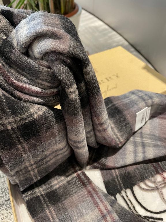 [Burberry medium check] sold a hundred years of style   not to repeat how much it is loved by people all over the world   almost all the sellers of scarves are doing this style of course, the quality is uneven    our fam