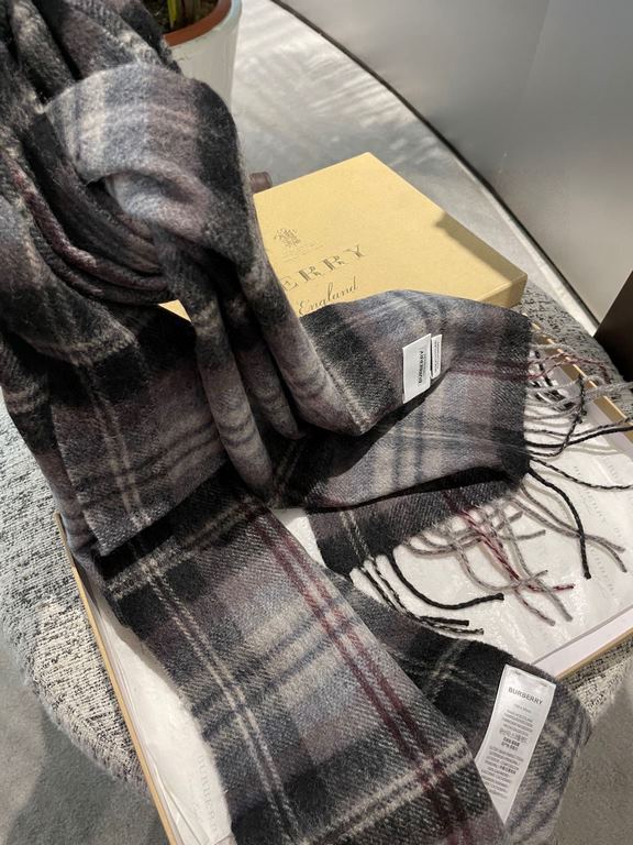 [Burberry medium check] sold a hundred years of style   not to repeat how much it is loved by people all over the world   almost all the sellers of scarves are doing this style of course, the quality is uneven    our fam