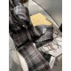 [Burberry medium check] sold a hundred years of style   not to repeat how much it is loved by people all over the world   almost all the sellers of scarves are doing this style of course, the quality is uneven    our fam