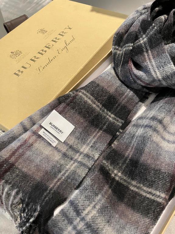 [Burberry medium check] sold a hundred years of style   not to repeat how much it is loved by people all over the world   almost all the sellers of scarves are doing this style of course, the quality is uneven    our fam