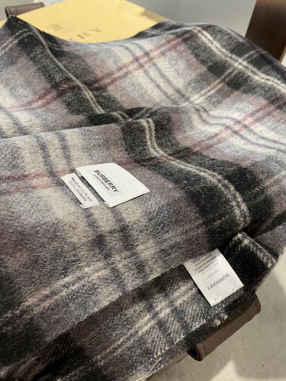 [Burberry medium check] sold a hundred years of style   not to repeat how much it is loved by people all over the world   almost all the sellers of scarves are doing this style of course, the quality is uneven    our fam